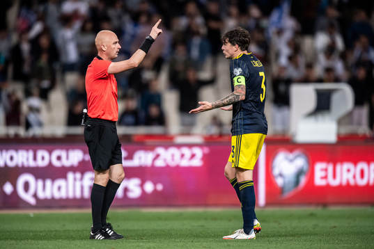 Referee Sergei Karasev and Victor Nilsson Lindelöf of