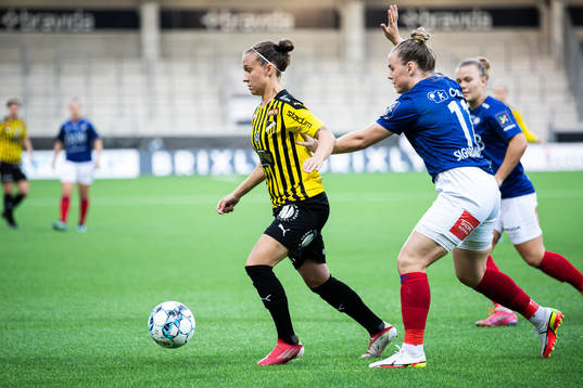 Julia Zigiotti Olme of Häcken and Ingibjörg Sigurdadottir
