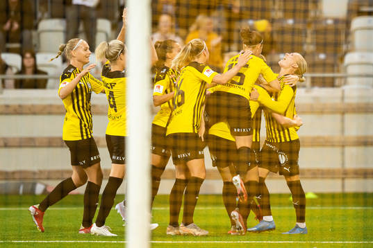 Stina Blackstenius of Häcken celebrate with teammates