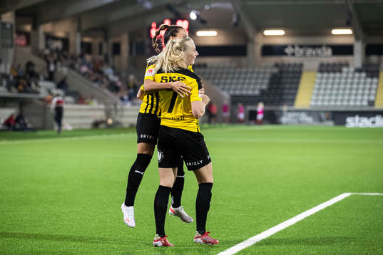 Stina Blackstenius of Häcken celebrate with Johanna
