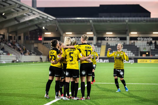 Stina Blackstenius of Häcken celebrate with teammates