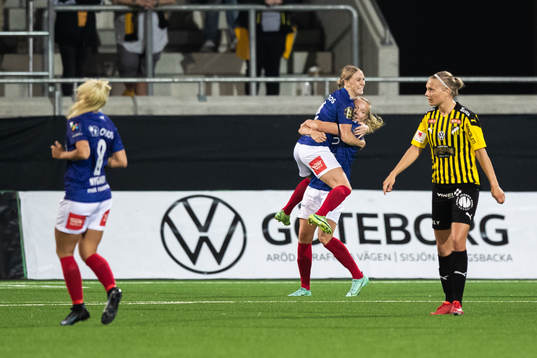 Synne Jensen of Vålerenga  celebrates
