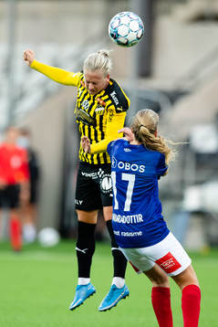 Filippa Curmark of Häcken and Amanda Jacobsen Andradottir