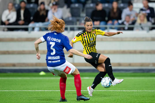 Stine Pedersen of Vålerenga and Johanna Rytting Kaneryd of