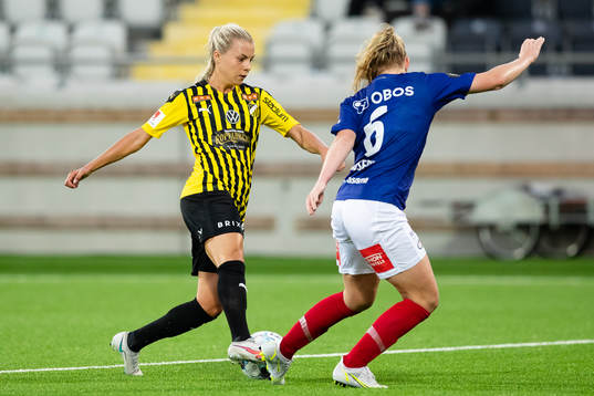 Lotta Ökvist of Häcken and Camilla Huseby of Vålerenga