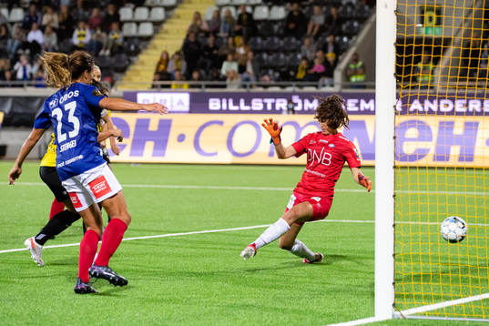 Johanna Rytting Kaneryd of Häcken scores 3-1 behind