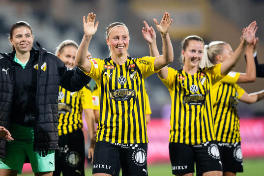 Julia Karlernäs of Häcken celebrates