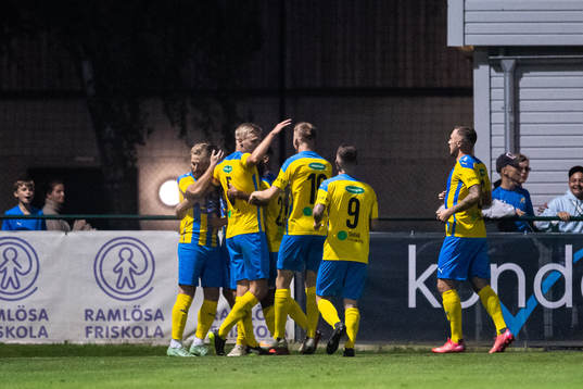 Eskilsminnes Emil Åberg jublar med lagkamrater