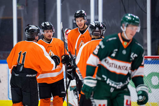 Karlskronas Daniel Andersson jublar med lagkamrater