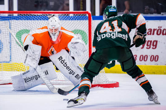 Kristianstads Melker Eriksson mot Karlskronas målvakt Mika