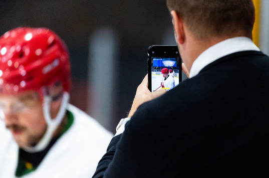 Modos Jesper Dahlroth blir fotograferad