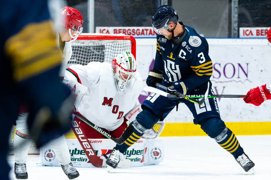 Sundsvalls Anton Gustafsson och Modos målvakt Isak Wallin