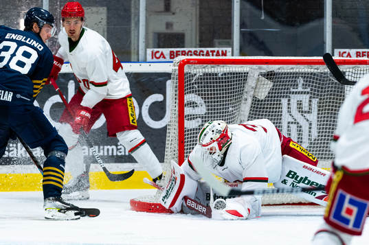 Sundsvalls Pontus Englund och Modos målvakt Isak Wallin