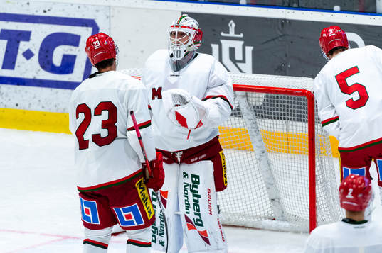 Modos Daniel Sylwander tackar målvakt Isak Wallin