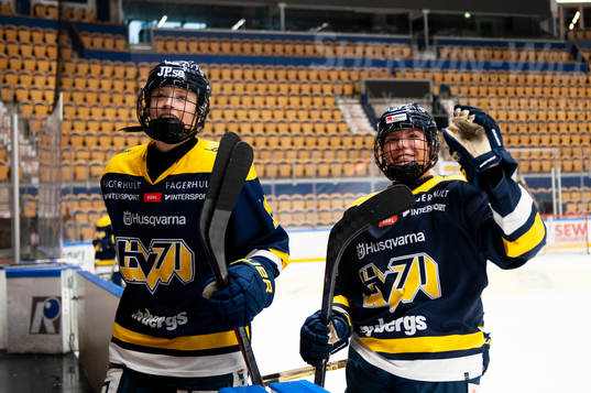 s Mira Markström och Elin Svensson jublar