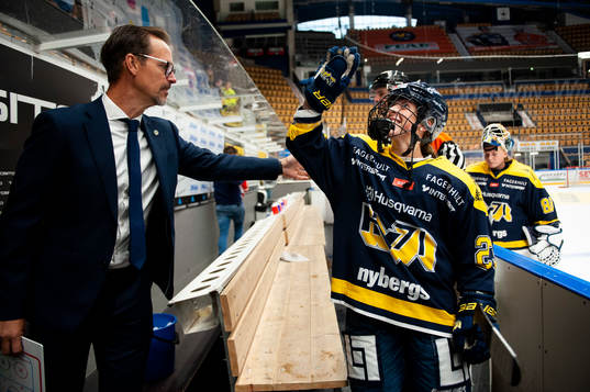 s assisterande tränare Peter Hammarström och Sanni Hakala