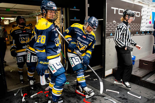 s Ronja Mogren och Savine Wielengaunder ishockeymatchen i