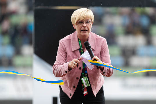 Kommunstyrelsens ordförande Ann-Marie Nilsson klipper