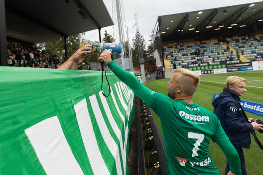 Jönköpings Sebastian Crona räcker över en megafon till