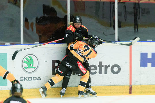 Brynäs Josefin Bouveng och Luleås Anna Kjellbin