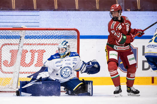 Leksands målvakt Jule Flötgen och Modos Olivia Carlsson