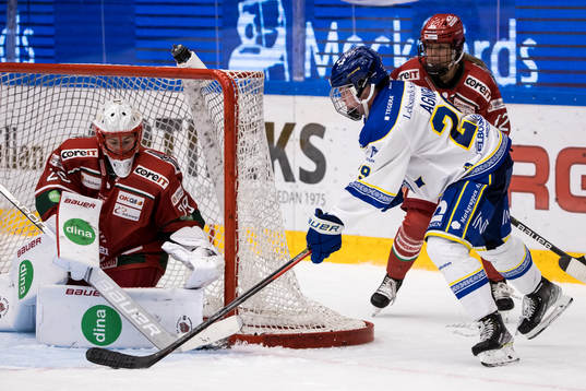 Modos målvakt Klara Peslarkova och Leksands Paige Lindsey