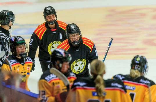 Brynäs Hanna Thuvik (bakom henne Brynäs Maja Nylén