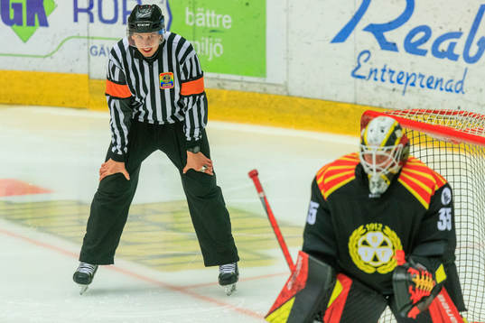 Domaren  Markus Yngvesson (framför honom Brynäs målvakt