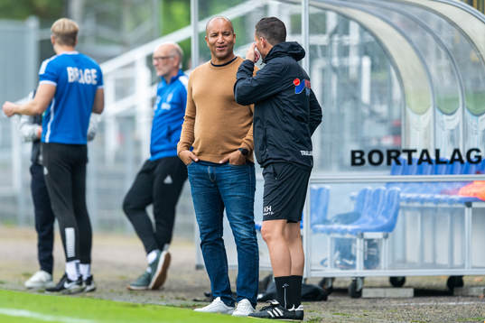 Brages tränare Klebér Saarenpää i samtal med