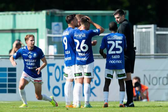 Trelleborgs spelare pratar med domaren