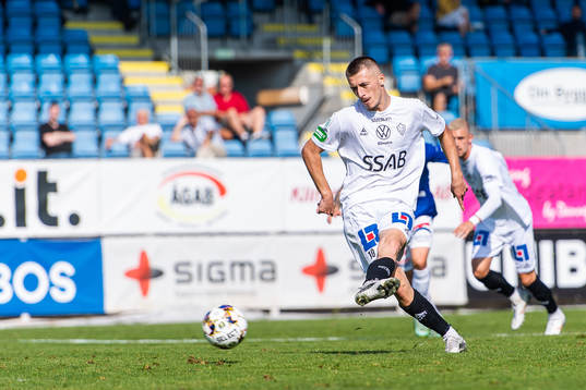 Brages Leonard Pllana gör 1-2 på straff