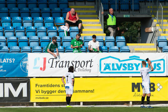 Brages Robbin Sellin och Bjarni Mark Antonsson tackar