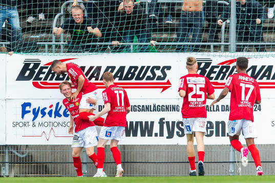 GAIS Adam Egnell jublar med lagkamrater framför fansen
