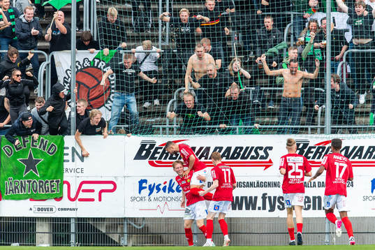 GAIS Adam Egnell jublar med lagkamrater framför fansen