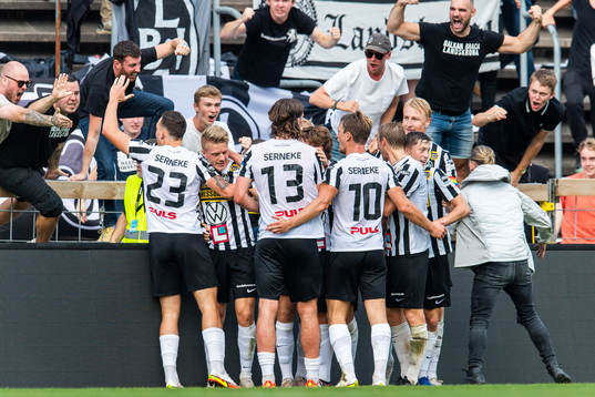 Landskronas Jacob Blixt jublar med lagkamrater
