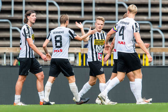 Landskronas Måns Ekvall jublar med målskytten Jacob Blixt