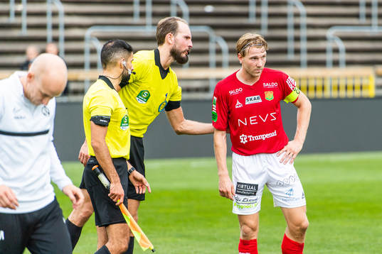 GAIS August Wängberg pratar med domare Andreas