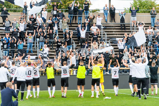 Landskronas spelare tackar publiken