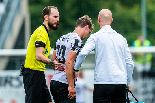Domare Andreas Dufva-Johansson tittar till Landskronas
