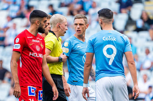 Malmö FFs Sören Rieks reagerar på domare Adam Ladebäck