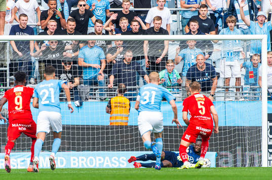 Malmö FFs målvakt Ismael Diawara räddar en straff från
