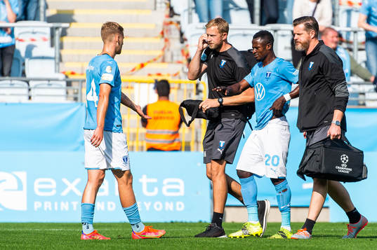 Malmö FFs Bonke Innocent hjälps av plan