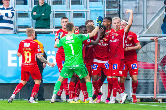 IFK Norrköpings Samuel Adegbenro jublar med lagkamrater