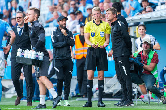 Domare domare Adam Ladebäck diskuterar med Malmö FFs