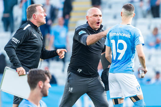 Malmö FFs målvaktstränare Jonnie Fedel reagerar mot