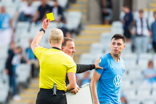 Malmö FFs Anel Ahmedhodzic reagerar mot domare Adam
