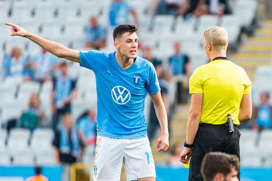 Malmö FFs Anel Ahmedhodzic reagerar mot domare Adam