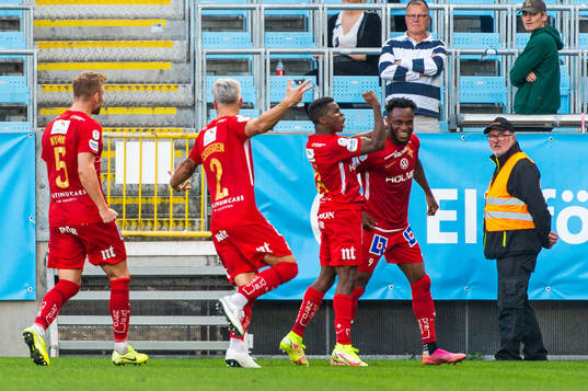 IFK Norrköpings Samuel Adegbenro jublar med lagkamrater