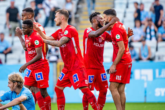 IFK Norrköpings Samuel Adegbenro jublar med lagkamraterna