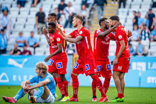 IFK Norrköpings Samuel Adegbenro jublar med lagkamraterna